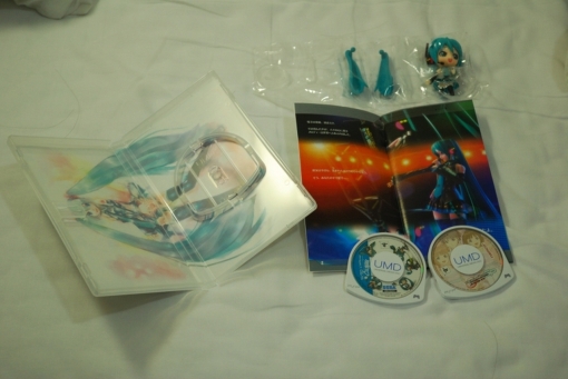 Unwrapping the package.  No idolmaster doesn't come with Project Diva, I included it in the picture by accident.